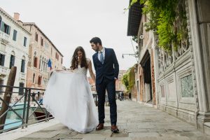 young married couple roaming in the city doing photoshoot